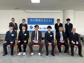 まだまだ緊張していますが、この後の昼食会では明るい笑顔を見せてくれました。