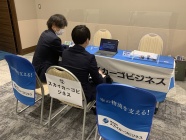 学生さんにPCを使用して説明中！